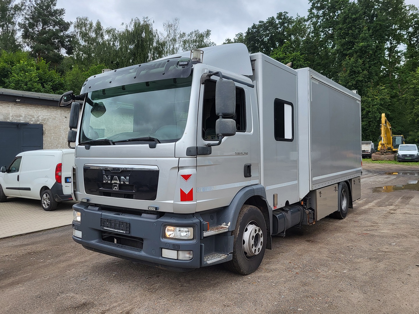 Transporter, Lkw, Baumaschinen und mehr aus dem Bestand der Berliner Wasserbetriebe